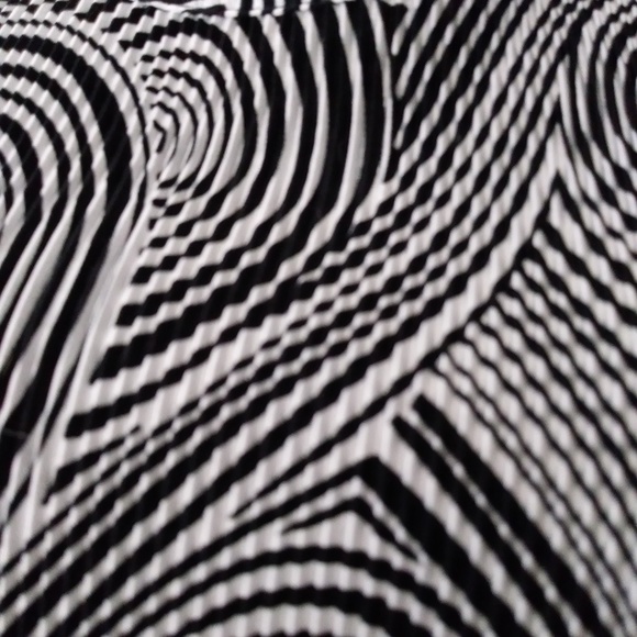 Expandable Black & White Swirl Design Top - Picture 6 of 8